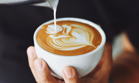 Dlaczego mleko owsiane warzy się w kawie?