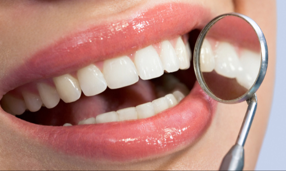 Czy wybielanie zębów sodą jest szkodliwe?
