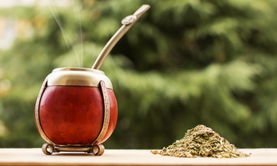 Dlaczego yerba mate pije się przez rurkę?