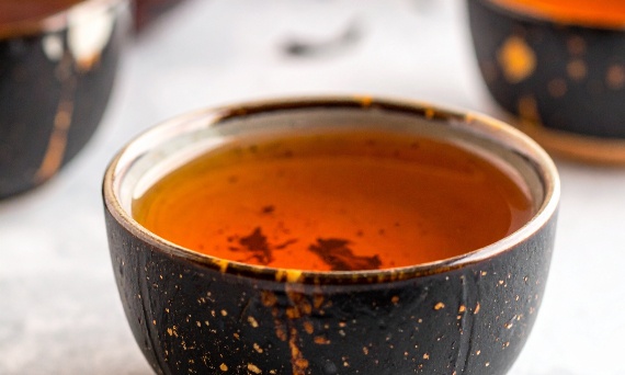 Czy czarna herbata podnosi ciśnienie?