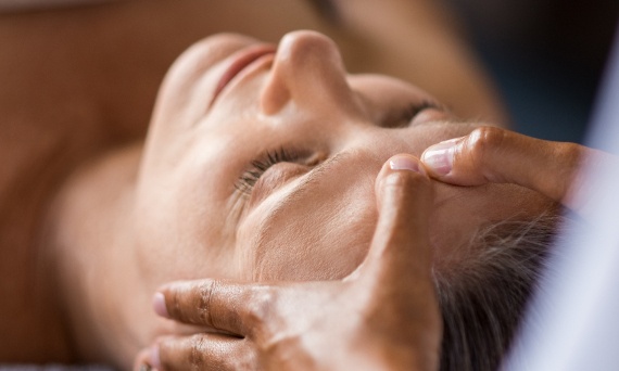 Jak wybrać olej do masażu twarzy?